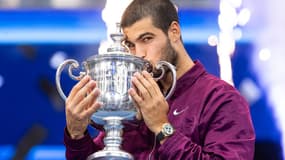 Carlos Alcaraz embrasse le trophée de l'US Open après sa victoire en finale face à Jannik Sinner (6-2, 3-6, 6-1 ,6-4), le 7 septembre 2025