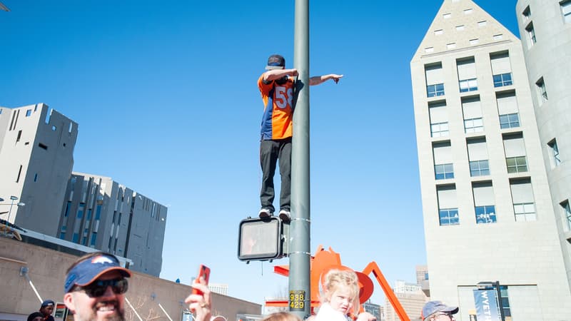 Un homme fait un "dab", à Denver, aux États-Unis, le 9 février 2016