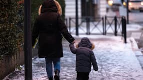 Un adulte et un enfant à Mulhouse (Haut-Rhin), le 8 janvier 2024.