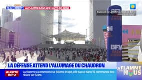 Hauts-de-Seine: le public rassemblé à La Défense avant l'allumage du chaudron