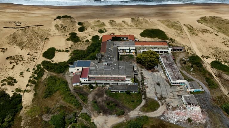 Vue aérienne de l'institut hélio-marin de Labenne (Landes), menacé par l'érosion, le 24 juillet 2025