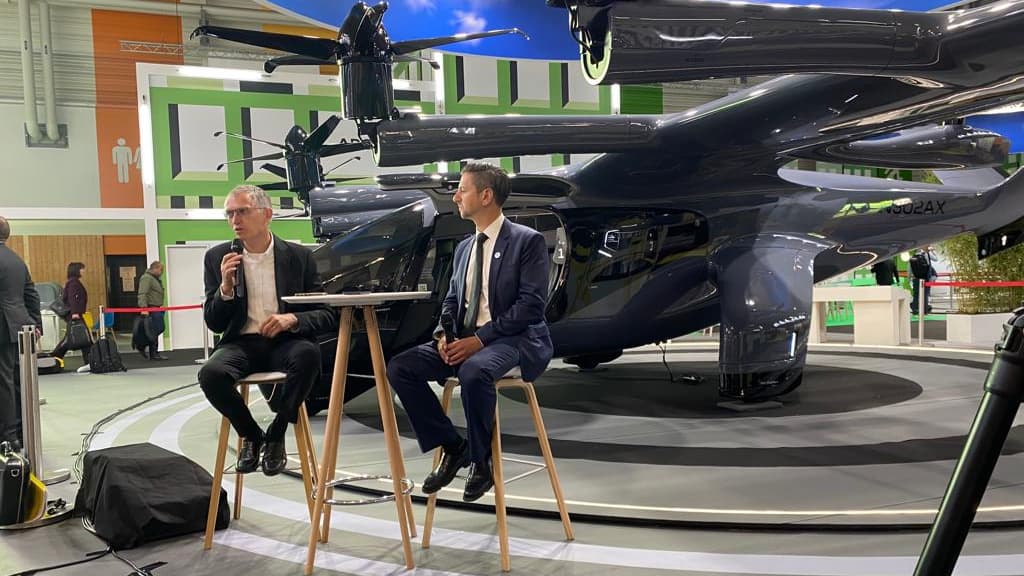 Carlos Tavares et Adam Goldstein, le patron d'Archer, ce lundi au salon du Bourget, devant le Midnight le premier aéronef d'Archer.