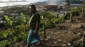 Lolesio Pagatele dans son potager près de l'usine métallurgique de la société Le Nickel, le 23 novembre 2021 à Nouméa, en Nouvelle-Calédonie