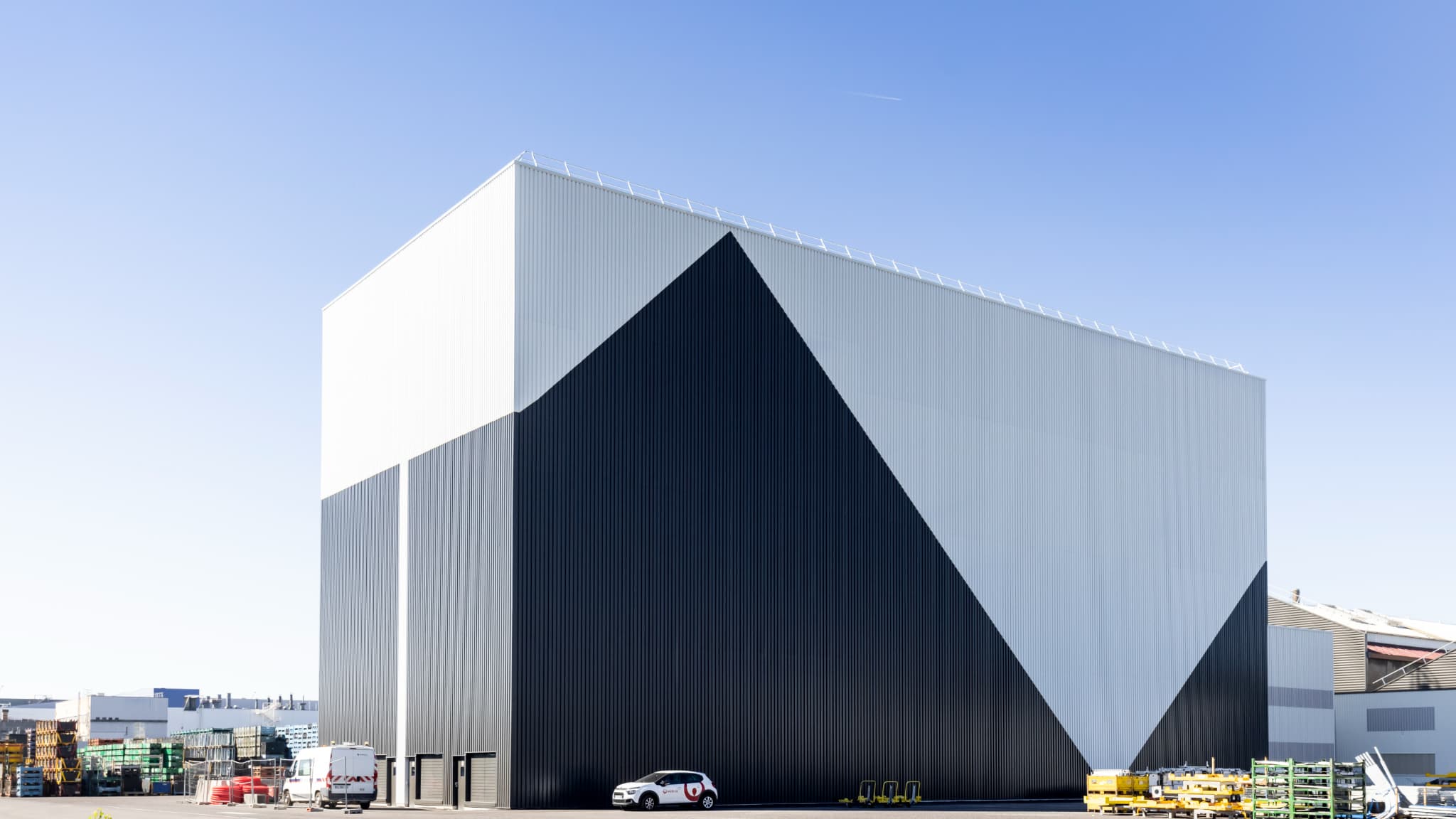 Ce bâtiment permet à l'usine Stellantis de Sochaux de disposer d'un magasin automatisé pour accéder à différents composants. 4200 palettes peuvent y être stockées et délivrées à rason d'une palette toutes les 18 secondes. Ce bâtiment permet à l'usine Stellantis de Sochaux de disposer d'un magasin automatisé pour accéder à différents composants. 4200 palettes peuvent y être stockées et délivrées à rason d'une palette toutes les 18 secondes.
