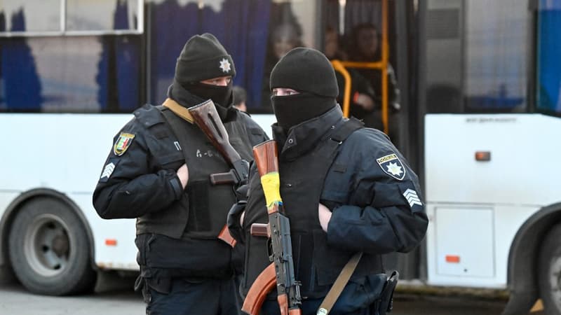 Des membres d'une unité de police ukrainienne montent la garde dans le village de Solomonovo, en Ukraine, à l'ouest de Chop, près de la frontière Hongrie-Ukraine, le 2 mars 2022.