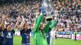 Lucas Chevalier avec la Supercoupe d'Europe le 13 août 2025