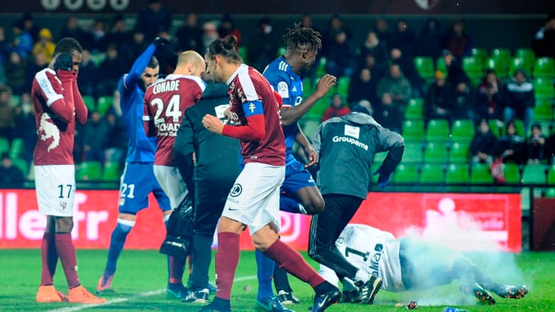 Anthony Lopes a été visé par plusieurs pétards dans sa surface à Metz.