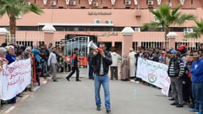 Manifestation devant le tribunal où deux homosexuels marocains victimes d'une agression étaient jugés, lundi,  à Beni Mellal.