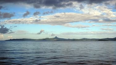 Vue d'une côte de Mayotte depuis le large (image d'illustration)