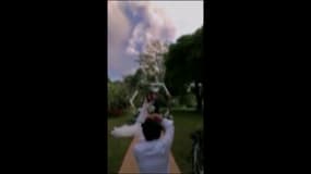 Aux Philippines, des mariés s'unissent face à l'immense colonne de fumée du volcan Taal