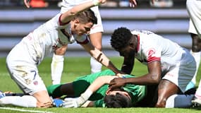 Desmas au sol après son choc avec Kouyaté. 