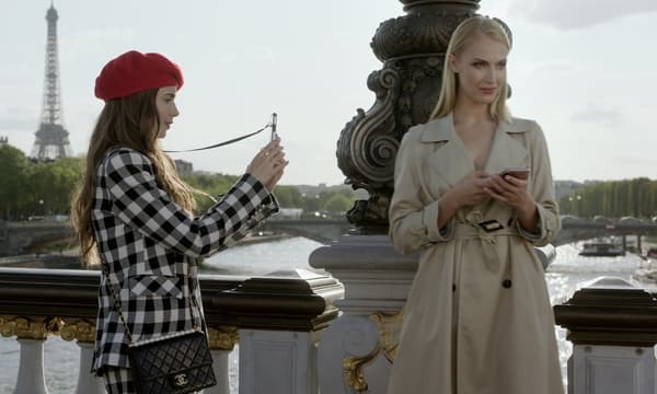 Une scène de la série Emily in Paris