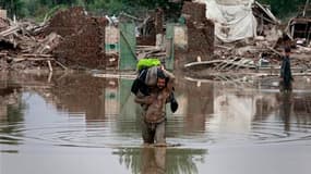 A Nowshera, dans le nord-ouest du Pakistan. Karachi est critiqué pour sa gestion des inondations qui ont tué plus de 1.000 personnes. /Photo prise le 2 août 2010/REUTERS/Faisal Mahmood