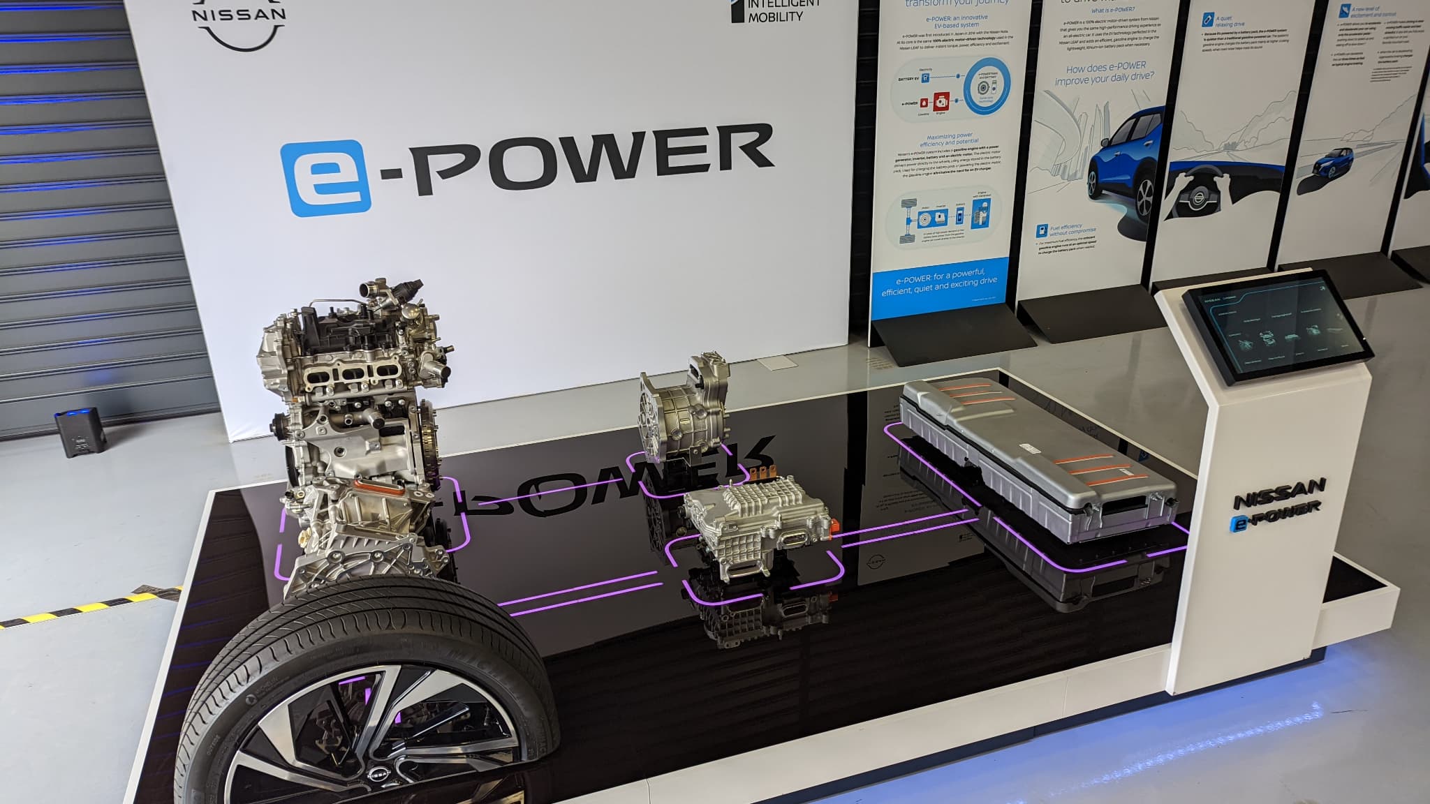 La technologie e-power associe un moteur électrique, le seul à alimenter les roues avant, à un moteur thermique qui va permettre de l'alimenter et de recharger une petite batterie qu'il n'est pas possible de recharger. Une voiture "100% électrique" (pour la traction)... mais avec un réservoir dont il faut faire le plein et pas de prise de recharge.