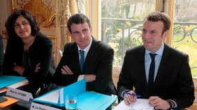 Myriam El Khomri avec Manuel Valls et Emmanuel Macron lors des consultations avec les syndicats sur le projet de loi controversé de la ministre du Travail 