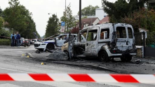 Deux véhicules de police brûlés le 8 octobre 2016 à Viry-Châtillon, où des policiers qui patrouillaient ont été attaqués avec des cocktails Molotov