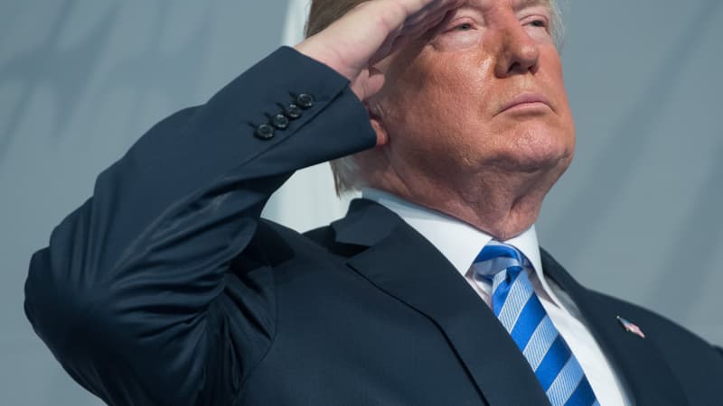 Donald Trump salue lors d'une passation de pouvoir entre deux amiraux de l'US Coast Guard, le 14 juin 2018 à Washington DC.