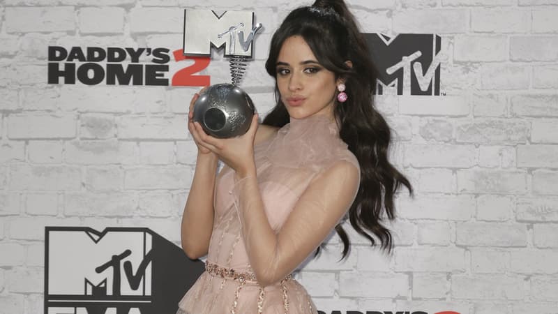 Camila Cabello à Londres en novemvre 2017, un MTV Europe Music Award dans les mains