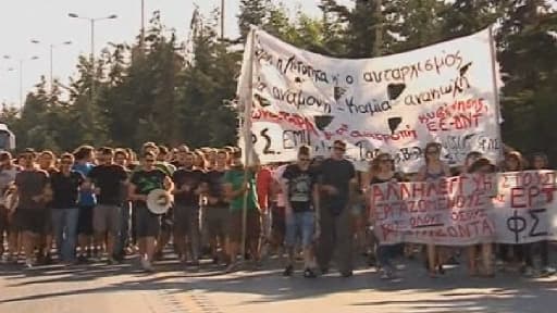 Des centaines de personnes se sont réunies mercredi soir devant le siège de la radiotélévision publique grecque ERT à Athènes