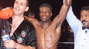 Le boxeur français Jean-Baptiste Mendy, à Paris le 17 mai 1998