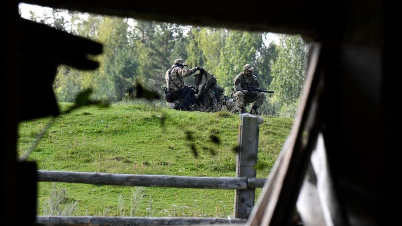 Des militaires gardent les lieux où se trouvent les débris de l'avion d'Evguéni Prigojine, près du village de Kuzhenkino, en Russie, le 24 août 2023