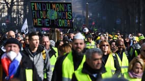 Des gilets jaunes défilent à Paris