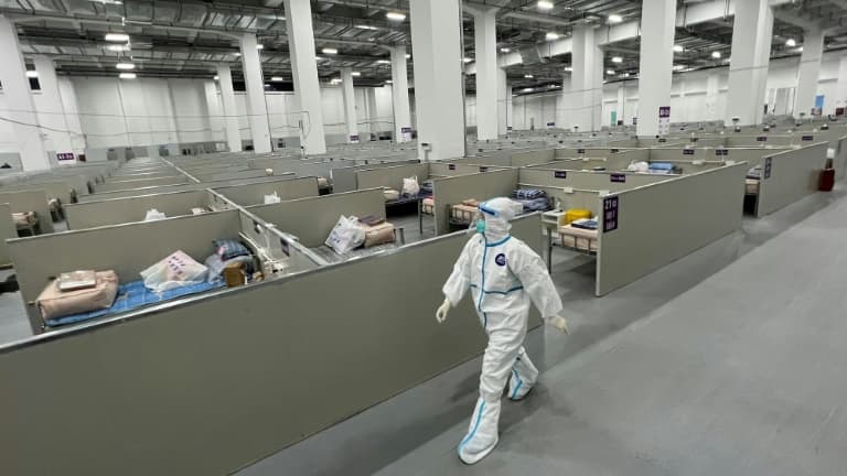 Une structure d'accueil pour les personnes testées positives au Covid-19, le 7 avril 2022 à Shanghai