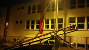 Le toit d'un collège à Vannes arraché par la tempête Alex - Témoins BFMTV