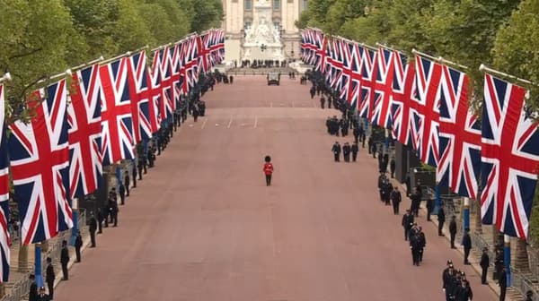 Un "Queens guard" au milieu du Mall face à Buckingham palace