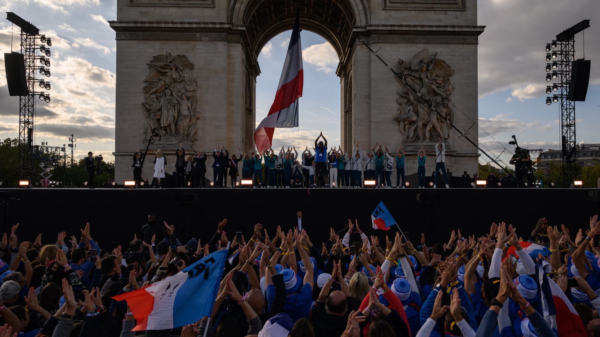 L'Arc de Triomphe durant la parade des athlètes après les Jeux de Paris 2024.