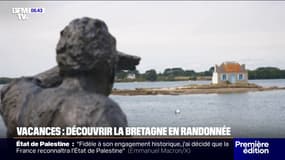 Pendant les vacances, les randonneurs parcourent le littoral breton le long du sentier des douaniers 