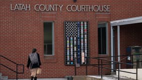 Une personne marche à l'extérieur du Latah County Courthouse le 4 janvier 2023 à Moscow, Idaho. 