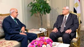 Entrevue samedi entre le président égyptien Adli Mansour et Mohamed ElBaradeï. La télévision publique égyptienne a annoncé dans la nuit de samedi à dimanche que le Premier ministre par intérim n'avait pas encore été choisi malgré des informations faisant