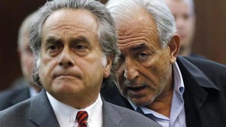 Benjamin Brafman, avec Dominique Strauss-Kahn, lundi au tribunal à New York. L'avocat affirme que l'ex-directeur général du Fonds monétaire international, accusé de tentative de viol et libéré sous caution, sera acquitté s'il bénéficie d'un procès équitab
