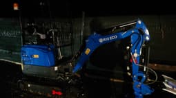 Trois mini-pelles, 35.000 euros, dix véhicules, une arme de poing, ainsi que plusieurs bijoux et terrains ont été saisis.