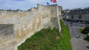 Les remparts du château de Caen, hauts de 15 à 20 mètres.