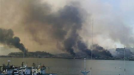 L'île de Yeonpyeong, près de la frontière maritime contestée entre les deux Corées, cible de tirs d'artillerie nord-coréens. Plusieurs dizaines d'incendies ont été signalés. Séoul annonce avoir riposté à ces tirs. /Photo prise le 23 novembre 2010/REUTERS/