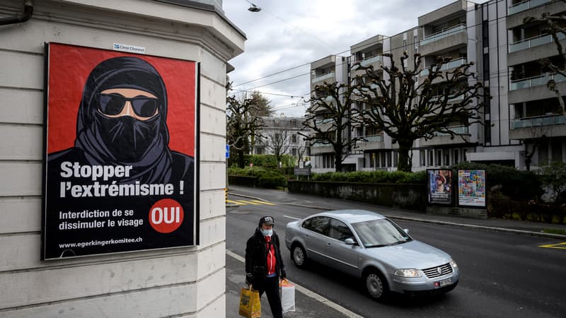 Une affiche de l'UDC, en Suisse, avant le vote sur l'initiative anti-burqa à Lausanne