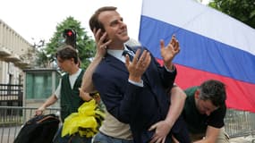 Des militants écologistes de Greenpeace ont installé une statue de cire du président Emmanuel Macron - qu'ils auraient volée au musée Grévin - lors d'une action contre les importations françaises de gaz et d'engrais en provenance de Russie, devant l'ambassade de Russie à Paris, le 2 juin 2025.
