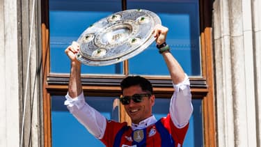 Robert Lewandowski soulève le titre de champion d'Allemagne avec le Bayern.