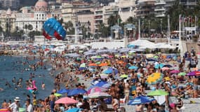 Vacanciers sur la plage, à Nice