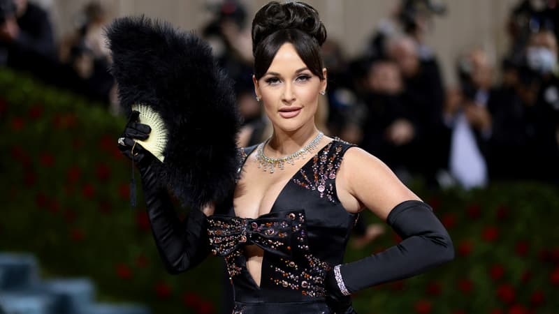 La chanteuse country Kacey Musgraves sur le tapis rouge du Met Gala 2022.