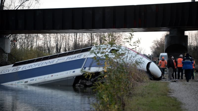 Le déraillement d'un TGV d'essai a fait 11 morts samedi en Alsace.