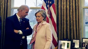Hillary Clinton et Joe Biden, s'entretenant ici dans le Bureau Ovale d'Obama, pourraient s'affronter pour prendre sa place.