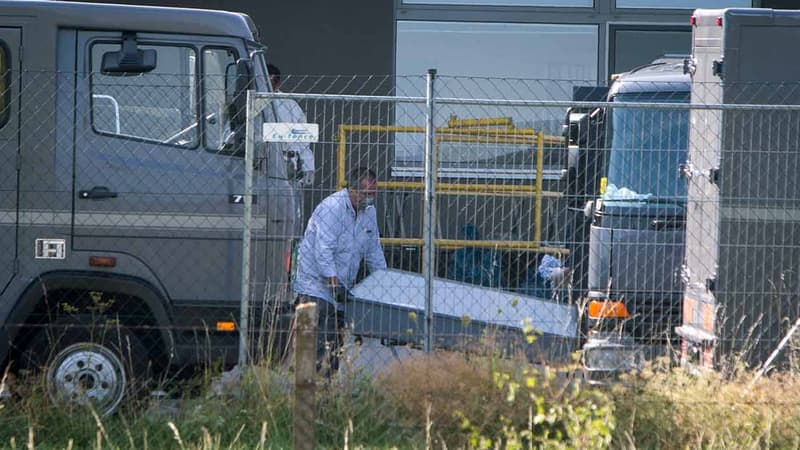 Les cercueils des migrants retrouvés morts dans un camion en Autriche arrivent à Vienne pour être autopsiés, le 28 août 2015