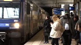 Entre 20 et 30 personnes ont attaqué un RER stationné en gare de Grigny-Centre.