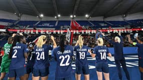 Les Parisiennes devant le CUP après leur défaite contre Lyon, le 1er octobre 2023.