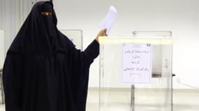 Une femme vote pour la première fois en Arabie Saoudite, le 12 décembre 2015.