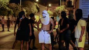 Des personnes masquées et cagoulées dans les rues de Torre Pacheco (Espagne), le soir du 14 juillet 2025 lors d'une quatrième soirée d'émeutes racistes.