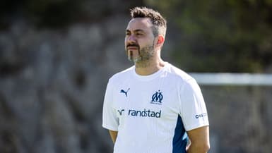 Roberto de Zerbi dirigeant sa première séance d'entraînement avec l'Olympique de Marseille, le 8 juillet 2024.